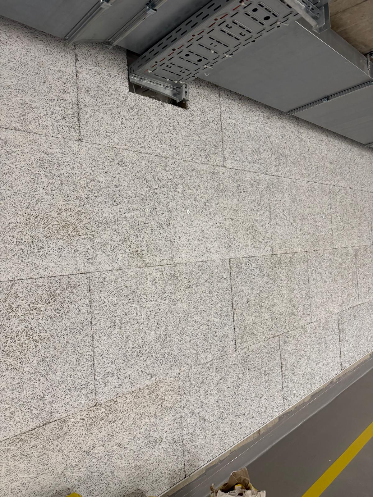 Eingebaute Dämmplatten mit Holzweichfaser an einer Wand