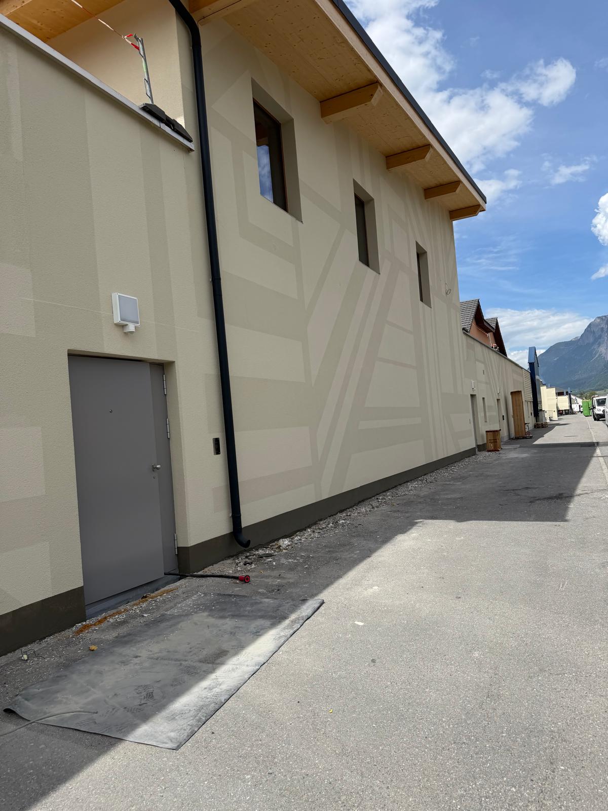 Fassade mit gestaltetem Anstrich im Fashion Outlet Landquart