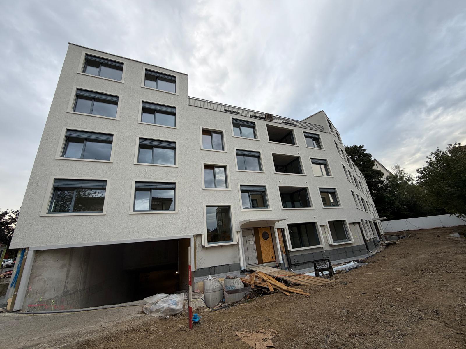 Mehrfamilienhaus im Stadtquartier mit verputzter Fassade