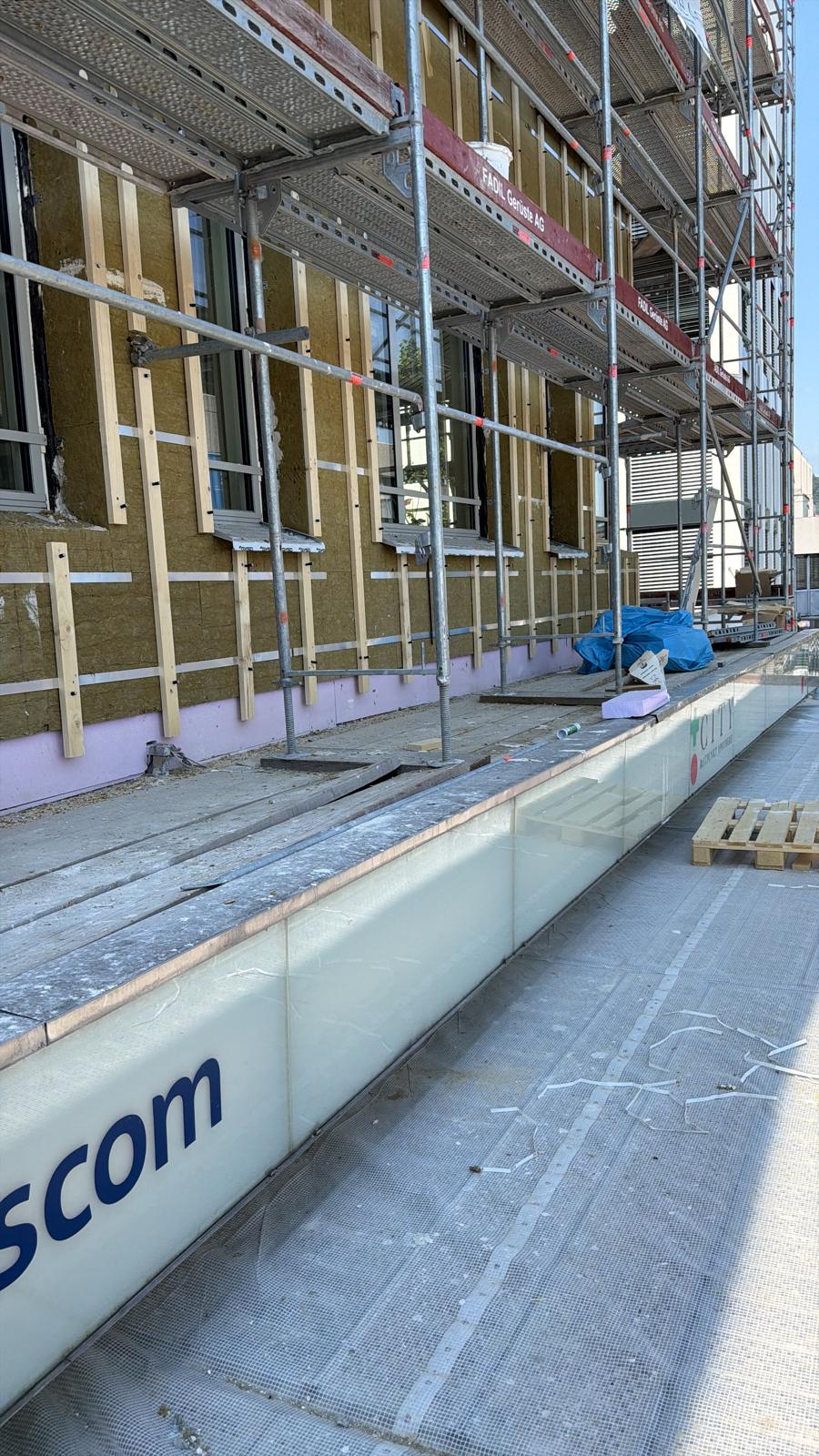 Fassadendämmung mit Mineralwolle an einem eingerüsteten Gebäude