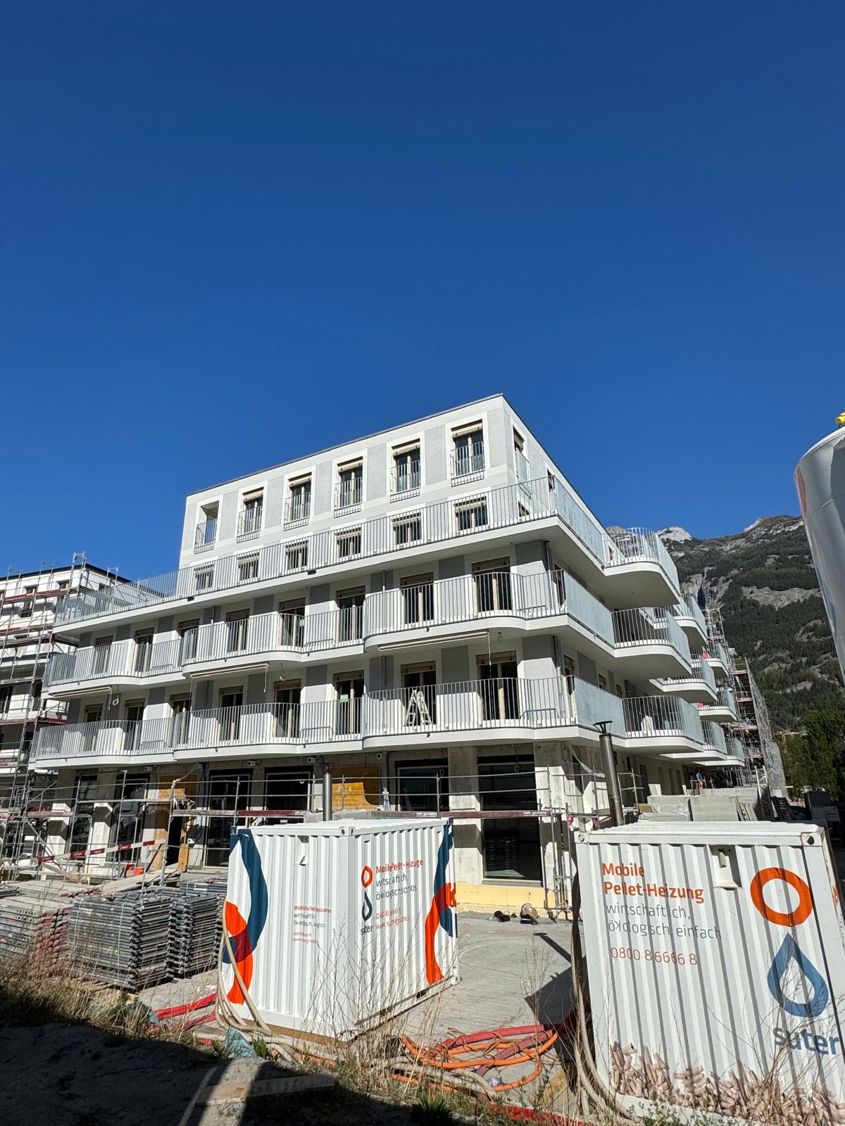 Mehrfamilienhaus mit Balkonen und neu verputzter Fassade in Chur